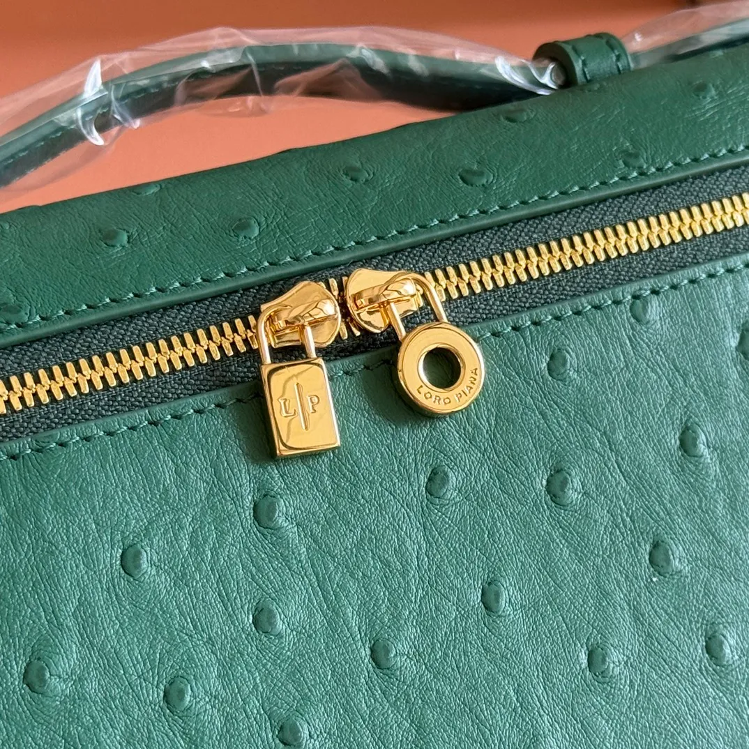 p1160💋💋💋【Original leather all-steel configuration counter complete package】 𝐋𝐨𝐫𝐨 𝐏𝐢𝐚𝐧@ Extra pocket L19 series handbag/crossbody bag The most comfortable life is when it is not defined, just like loro The material design of pian@ does not require complicated design styles. The simple and soft outline is elegant and durable, like an exquisite cosmetic case, which perfectly balances appearance and functionality. The leather is delicate and feels as soft as butter. The small bag has a large capacity. It is not only portable with a thin shoulder strap, but can also be worn cross-body. Sisters who have a special liking for minimalist style can buy it. It is simple and versatile. The simpler, the more different. Stars and Instagram celebrities are all planting it. There are two sizes of 19 cm and 27 cm. One is exquisite and casual, and the other is elegant and grand. Size: Small: length 19×width 7×height 12cm (